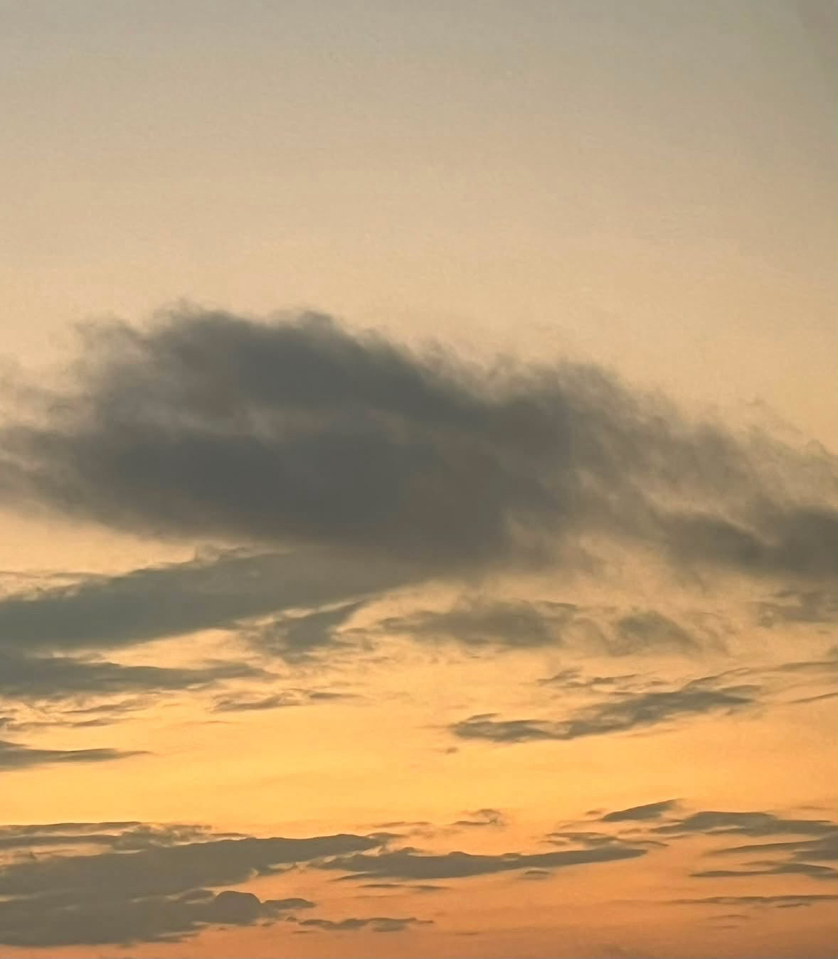 Molnhimmel i mjuk soluppgång